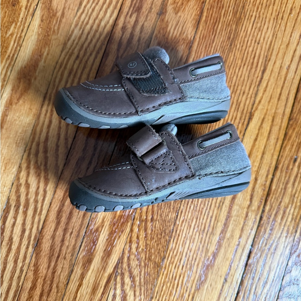 Stride Rite (Wally) Brown Kids Shoes with Velcro Strap size 6